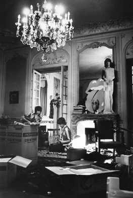 HAVE YOU SEEN YOUR OTHER, BABY, STANDING IN THE SHADOWS? Keith and Mick jamming at Keith's villa at Nellcote, 1971. Note the Jagger 